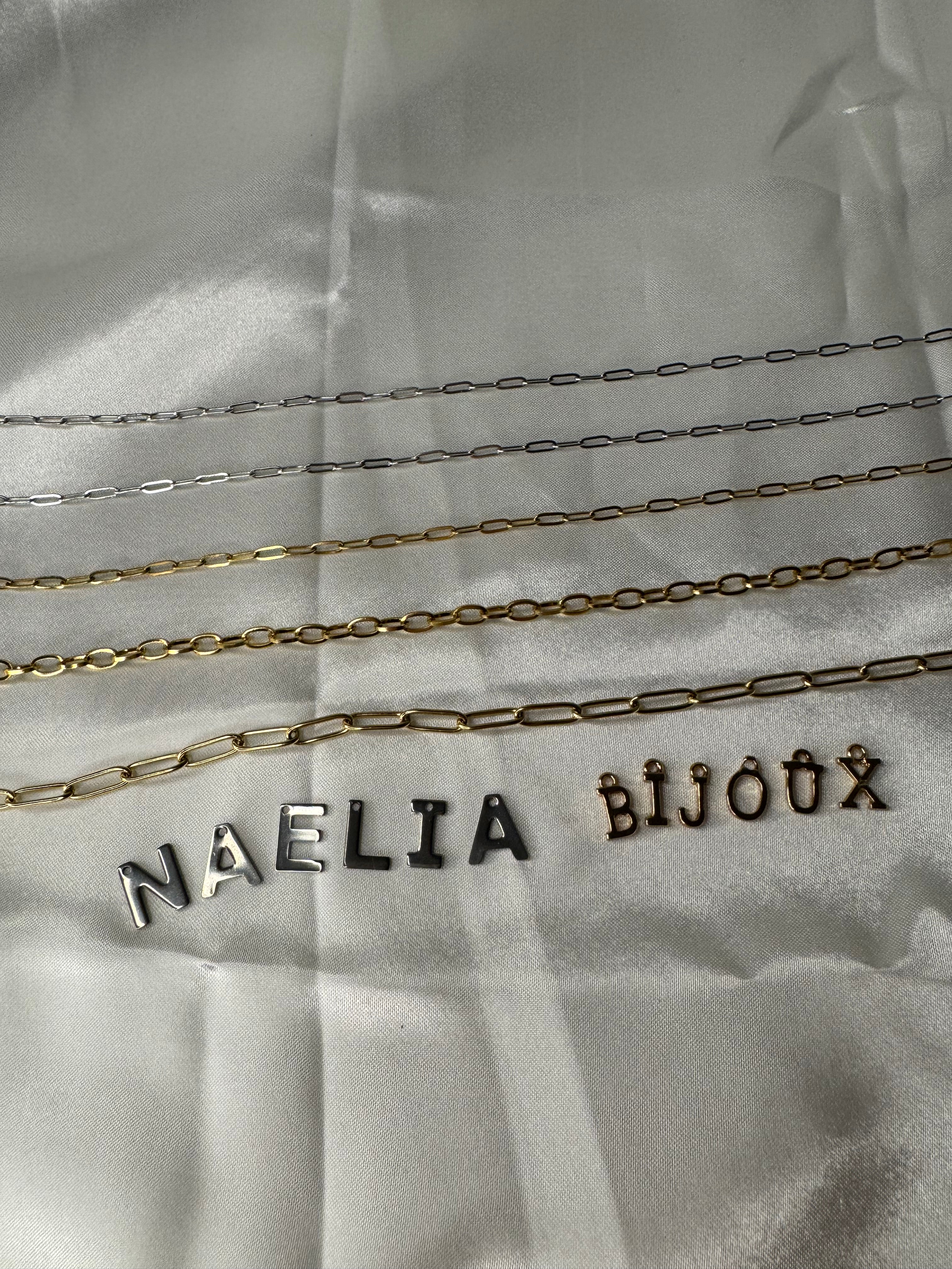 Bracelet personnalisé avec des lettres et charms